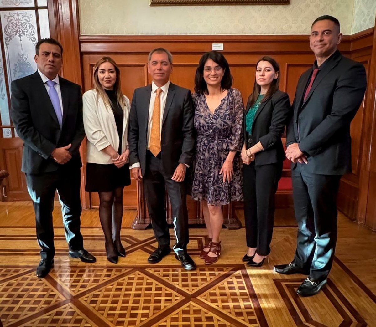 #AgendaDelDía 📅

Hoy, el Mtro. Gilberto Camacho Botello (<a href="/Gilardino400/">Gilberto Camacho Botello</a>), Titular de #PRODECON, sostuvo una mesa de trabajo con el Secretario de Hacienda y Crédito Público, el Mtro. Edgar Amador Zamora (<a href="/Edgar_Amador_Z/">Édgar Amador Zamora</a>) y la Mtra. Grisel Galeano García (<a href="/GriselGaleanoMx/">Grisel Galeano</a>),