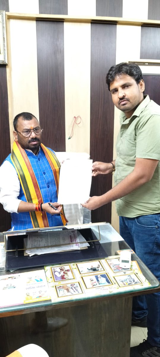 kmrvivek14's tweet photo. उत्तर प्रदेश पुलिस की आगामी दारोगा तथा कांस्टेबल भर्ती में आयु में छूट चाहने वाले सभी साथियों को कहूंगा कि आप सभी अपने-अपने सांसद,विधायक को ज्ञापन दीजिए। आपकी मांग संविधान सम्मत है। 
केवल घर पर बैठ कर बोलने से छूट नहीं मिलेगी ।
बहुत से अभ्यर्थी प्रयास कर रहे हैं 🙏
#UPSI_AGE_RELAXATION
#UPP_AGE_RELAXATION 🙏
@UPGovt @CMOfficeUP @myogiadityanath 🙏