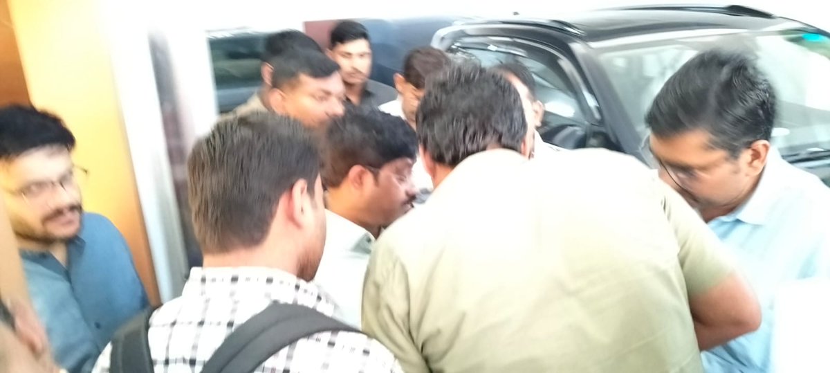 उत्तर प्रदेश पुलिस की आगामी दारोगा तथा कांस्टेबल भर्ती में आयु में छूट चाहने वाले सभी साथियों को कहूंगा कि आप सभी अपने-अपने सांसद,विधायक को ज्ञापन दीजिए। आपकी मांग संविधान सम्मत है। 
केवल घर पर बैठ कर बोलने से छूट नहीं मिलेगी ।
बहुत से अभ्यर्थी प्रयास कर रहे हैं 🙏