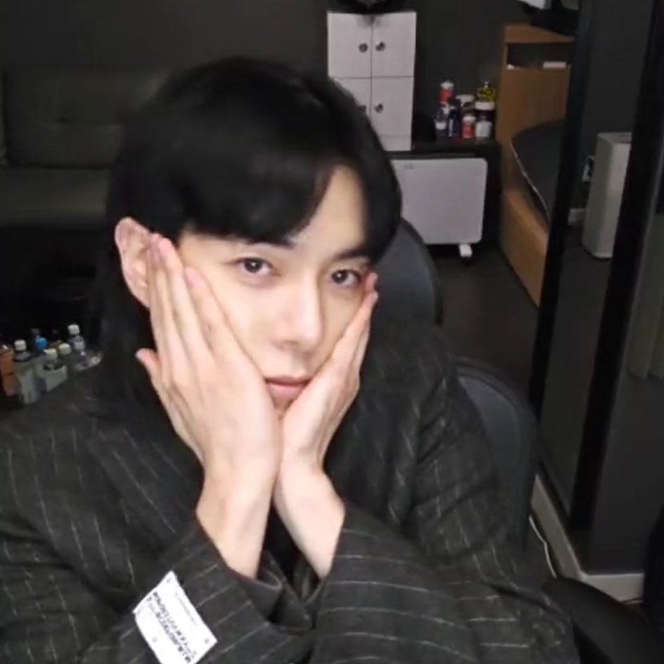 이날 라방 진짜 애교 꽉껴서 너무 좋았어,,,, 결혼식 갔다와서 예쁜 옷 입었다고 라방 온것도 너무 사랑스러웠는데 나몽이들이 원하는 애교 다 말아주고 간것도 너무 귀여워
재호야 보고싶다😿