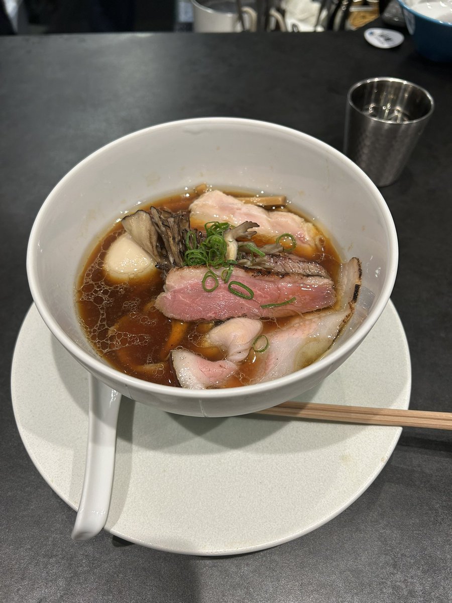 ngrkcl's tweet image. 来月職場変わるのでラストチャンスかもと思い来店の話題の新店。ものすごぉく迷った挙句、より店の違いが際立つ醤油を選択。さすがにスープが秀逸！炭火で炙った豚牛、そして鶏のお肉類ががっつりお腹に溜まり幸せに。赤坂勤務に悔いなし
#Ramen 翡翠
#IDDM
#T1D