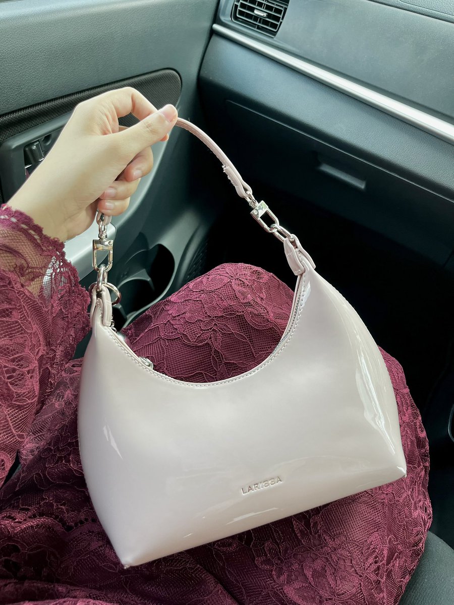 Masih belum move on dengan handbag glossy Larissa RM35 ni. Cantik betul nak borong semua warna la macamni 😭✋🏻