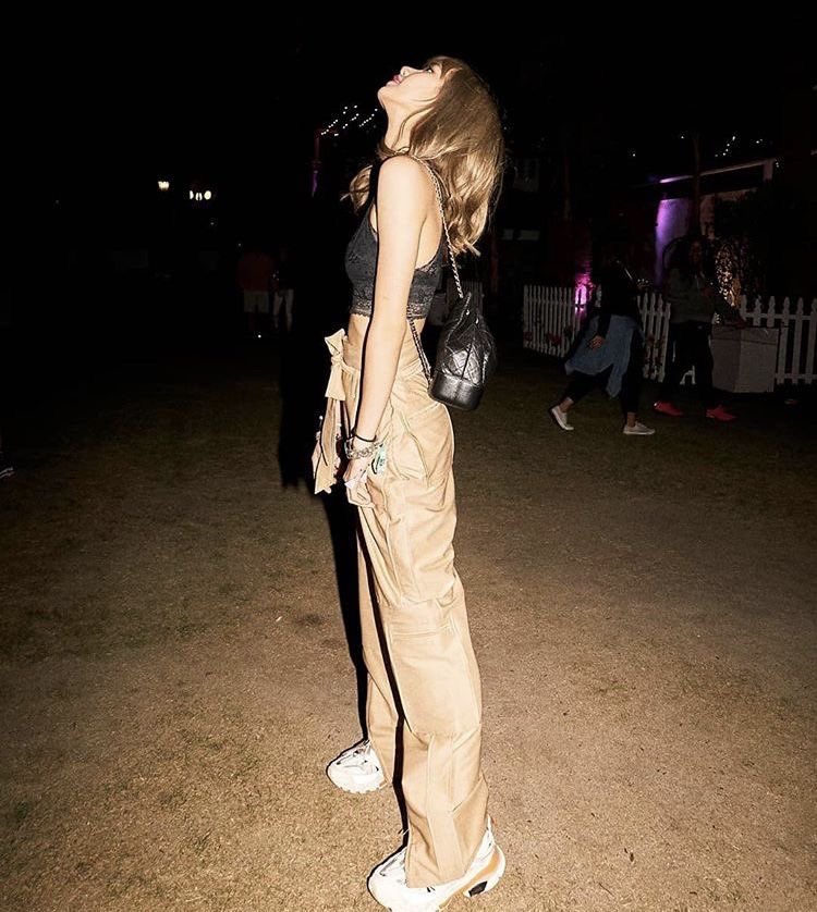 jnksxst's tweet photo. Desert’s Ghost-Jenlisa Au 

After two years of no contact since their breakup, Sake unexpectedly sees Luna on the coachella stage, singing the heartfelt song Luna wrote for her. 

“Are you always going to blame me for what happened?”

“Why did you give up like I was nothing?” https://t.co/TMHbr2mXli