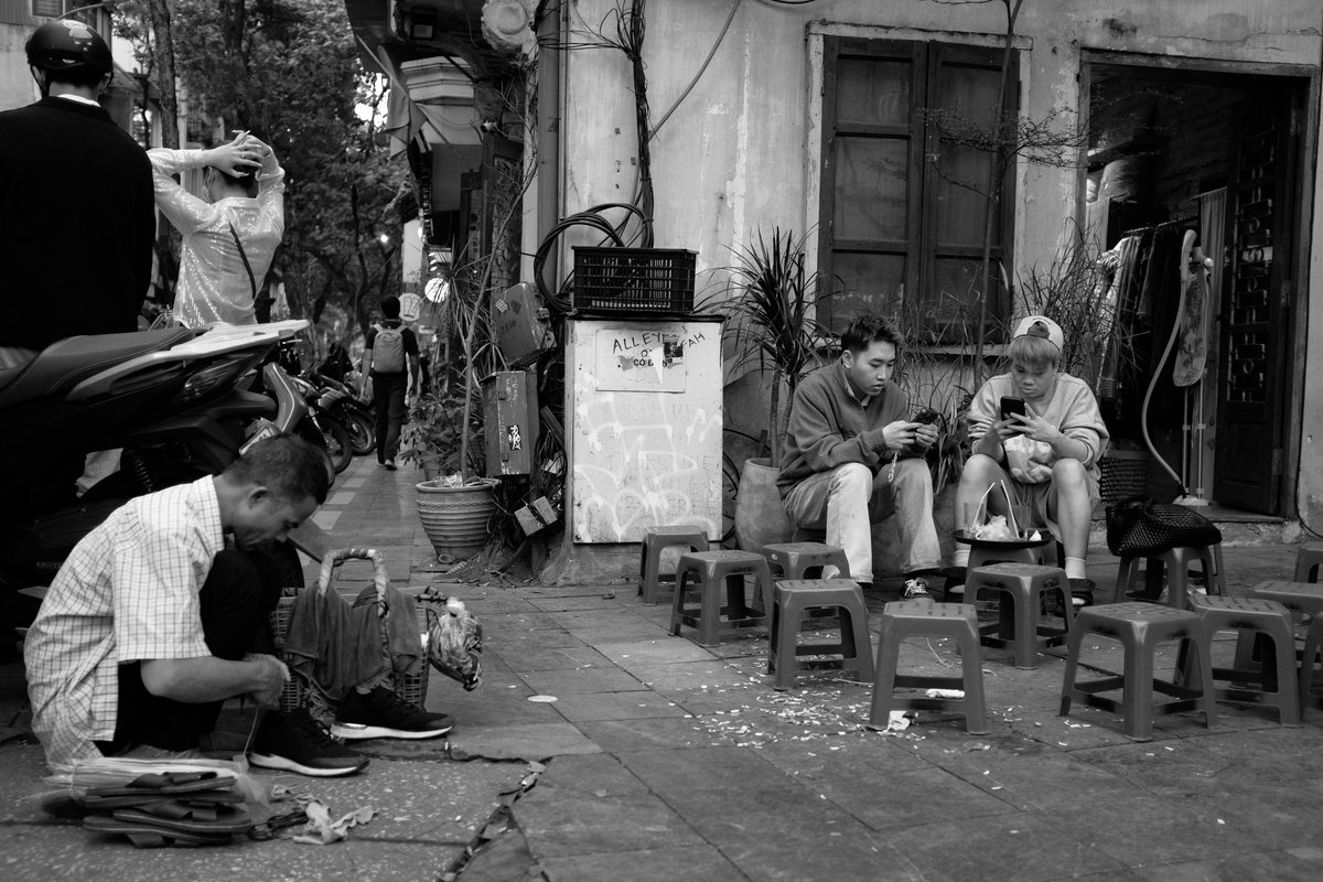 LittleBluePages's tweet photo. @FujifilmX_US @giulio_meliani Capturing daily life in Hanoi, Viet Nam… https://t.co/nzA8rjUbV3