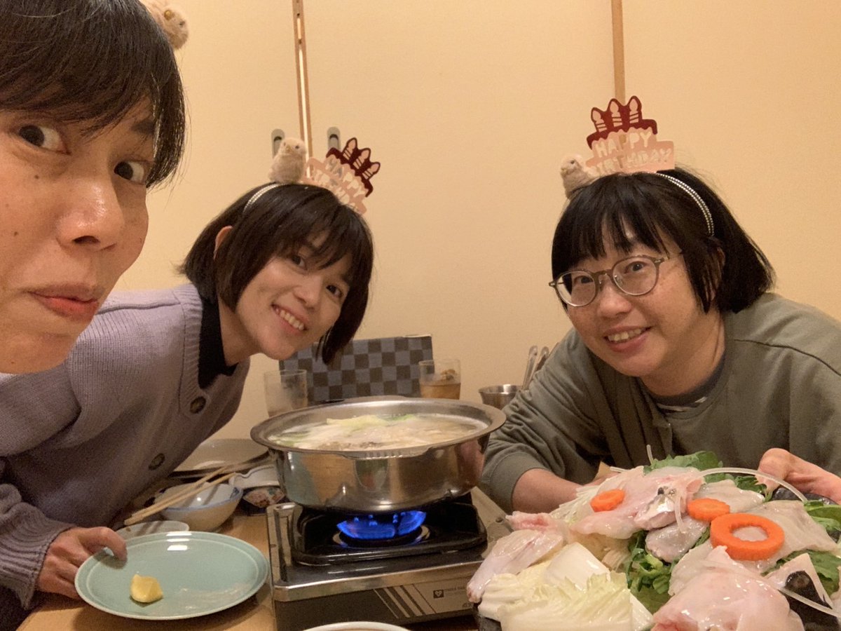 thepumpkins_481's tweet photo. パンプキンズ集合🎃🎃🎃
少し遅くなった恒例のふぐを食べる会💕美味しかった！
あれこれおしゃべりしつつ、最後はどぶろっくの動画を見て〆🤣／くん https://t.co/JK9p86cziS