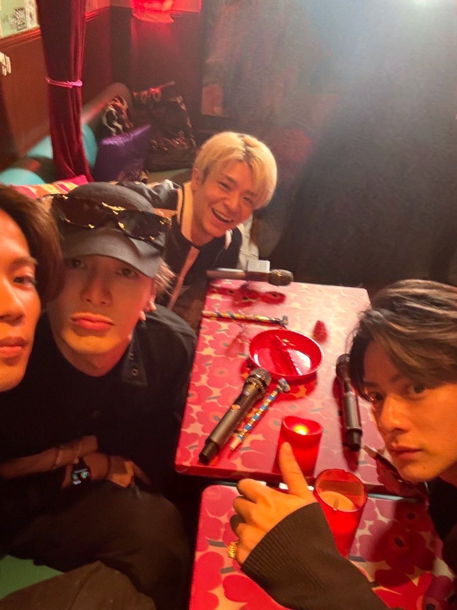 kc__N_i's tweet photo. 【激アツポイント】
・半顔面にも関わらずめちゃめちゃド色気カマしてる神さん
・ノーマルカメラ×手ブレ×モヤかかってるのに、やっぱくっっそイケメンな平野さん
・先輩に着いてきた後輩感が凄い岸くん https://t.co/LVPeEwVeS3