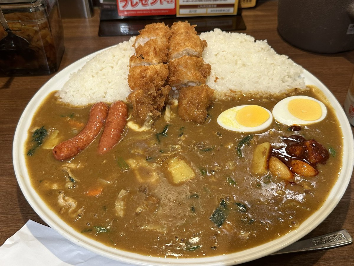 kando_jjj's tweet photo. 日本に帰ってまず食べたかったのはCoCo壱でした。

・手仕込みささみ２本
・お米700g
・ソーセージ2本
・ゆで卵
・たっぷりあさり
・ハーフチーズ
・ハーフほうれん草
・ハーフやさい
・ハーフ豚しゃぶ
・旨辛ニンニク
・イカサラダ https://t.co/4XSawGossd