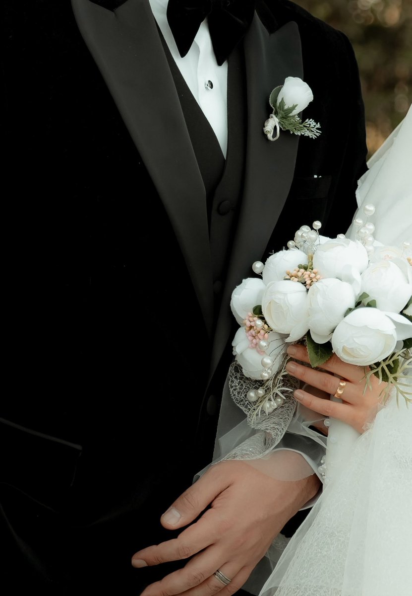 وأنتِ حُروفي إذا ما نَطقتُ، وأنتِ سكوتي الطويل الكَئيب، وأنتِ إذا ما ضَحكتُ الرنين، وأنتِ إذا ما بكيتُ النّحيب..🤍