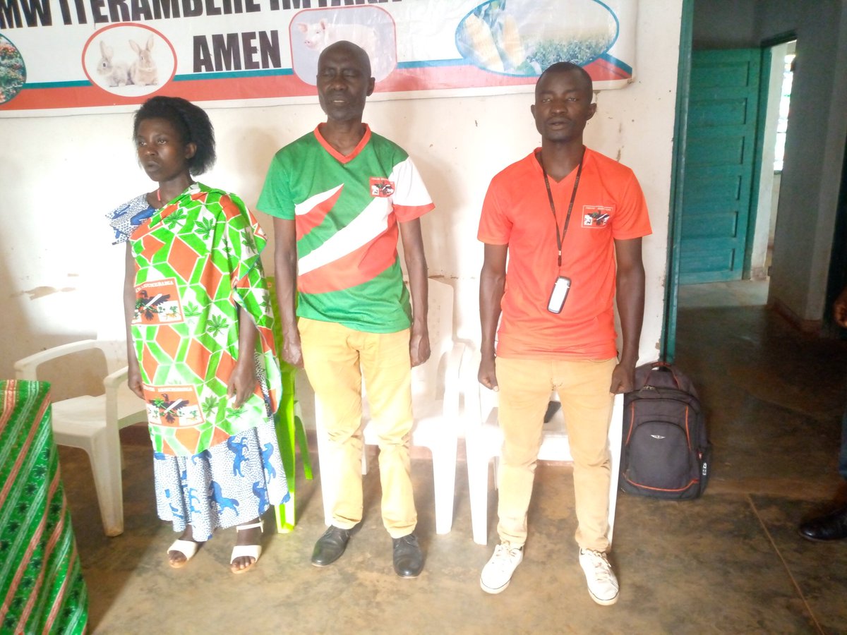 1/2 Ce 14/4/025,au chef lieu de la Commune #Shombo,s'est tenue une réunion dirigée par le S.Com, rassemblant tout le comité zonal du parti <a href="/CnddFdd/">CNDD-FDD</a> &amp; tous les M.P Zonaux en vue d'adopter des stratégies pouvant nous amener à une victoire totale.
<a href="/R_Ndikuriyo/">Ndikuriyo Révérien</a>