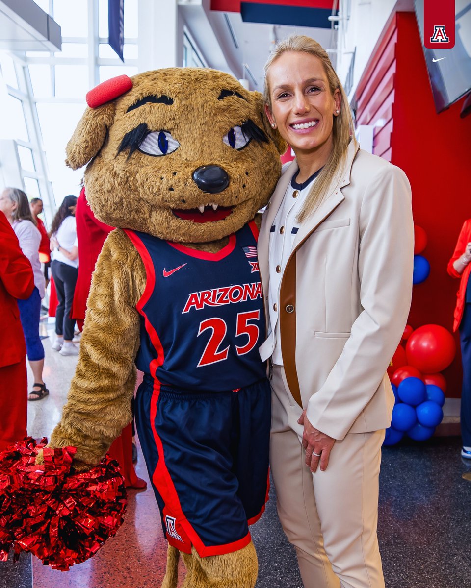 This one's a framer 😻🫶

Coach Burke meeting the one and only, <a href="/AZWilmaWildcat/">Wilma T. Wildcat</a>!