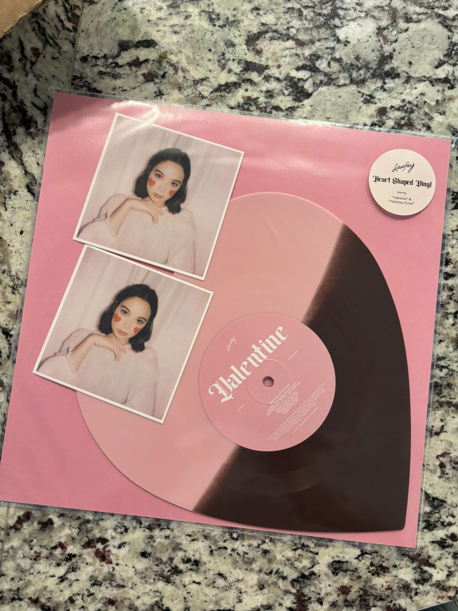 jacobsmiths_'s tweet photo. Had a not so great day but came home to Valentine and mine came with 2 photos. Yey anomaly! https://t.co/kZFK4SaTnw
