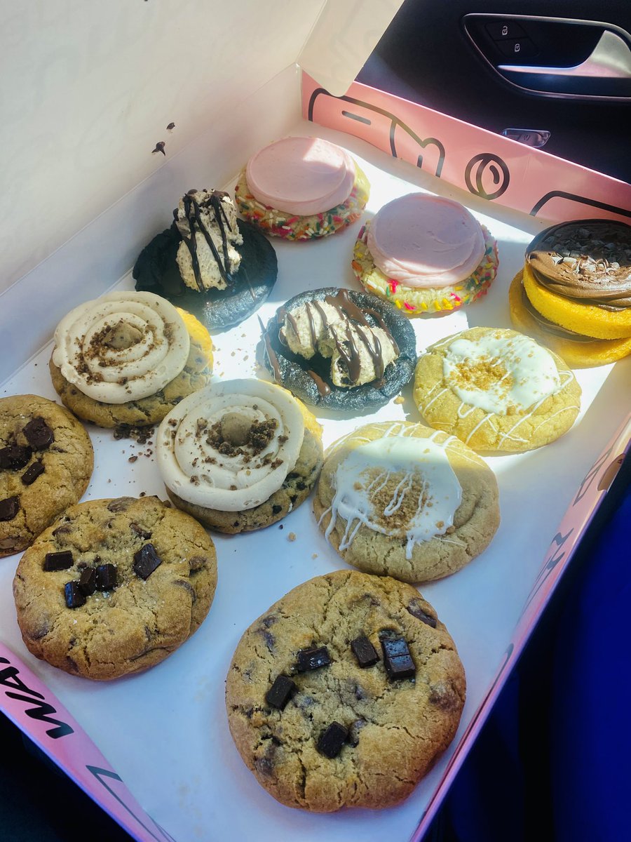 SummerPeavy's tweet photo. The Kardashain/Jenner family week at Crumbl was amazing!😋🍪👩‍🍳💖 Kylie Jenner’s pink confetti sugar cookie was THE BEST!! 🤩 💖🍪 Loved it!💖
Thank you Crumbl!! 💖💕 @crumbl @KylieJenner https://t.co/X0c2eGLrt1