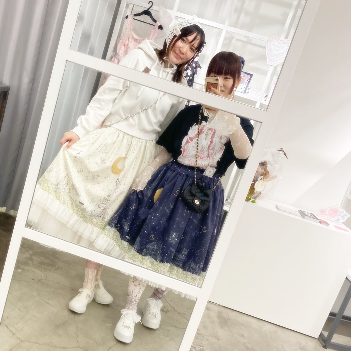 PrincessDollaya's tweet photo. おはようございます🌞✨✨
今日は9時間、ぐっすりと眠れました🥰💗💗💗
今日もはりきってお仕事したいと思います❣️
がんばるぞ〜💪🏻❤️🔥
画像はフェイクスイーツアーティストのToymeちゃんと💓
わたしにつもる星の夜スカート、色ちで双子ちゃんです👯♀️🌃🌠✨✨
#PDenne
#PrincessDoll
#SweetCastlePD https://t.co/m0RVzMsT47