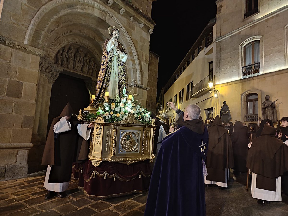 CofradiasSoria's tweet photo. Procesión del Cristo de la Cena por las calles de Soria en esta noche de Lunes Santo, de las Cofradías de la Entrada y la @HuertoSoria con la colaboración de la Asociacion Ad Eclessia
#juntadecofradiasdesoria #Semanasantasoria #sobria #austera #devocional https://t.co/u3rQCGzHP6