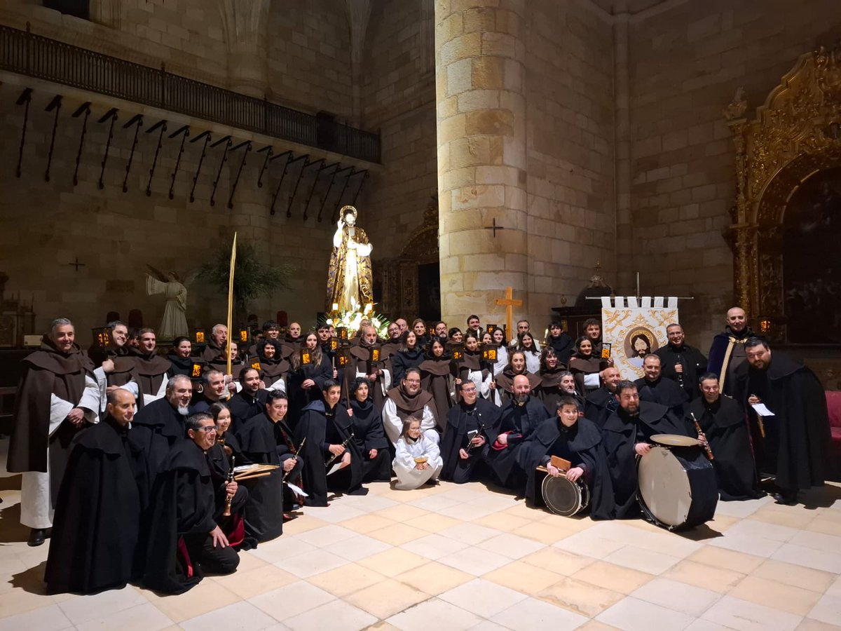 Procesión del Cristo de la Cena por las calles de Soria en esta noche de Lunes Santo, de las Cofradías de la Entrada y la <a href="/HuertoSoria/">Oracionhuertosoria</a> con la colaboración de la Asociacion Ad Eclessia

#juntadecofradiasdesoria #Semanasantasoria #sobria #austera #devocional