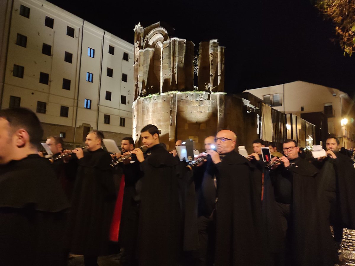 CofradiasSoria's tweet photo. Procesión del Cristo de la Cena por las calles de Soria en esta noche de Lunes Santo, de las Cofradías de la Entrada y la @HuertoSoria con la colaboración de la Asociacion Ad Eclessia
#juntadecofradiasdesoria #Semanasantasoria #sobria #austera #devocional https://t.co/u3rQCGzHP6