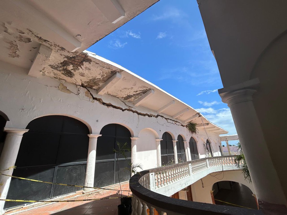 OniilJ's tweet photo. Me rompe el corazón ver nuestra institución @CodiaCentral, en esas condiciones desde el 9 de junio del 2022, aún  está así la infraestructura, sin régimen de consecuencias no vamos para ningún lado, me apena mucho que los diferentes núcleos no han elevado la voz, peor aún, en la planta baja se labora en horario normal, poniendo en peligro las vidas de los colaboradores y colegiados que van a realizar sus trámites.
Vamos mal.
@luisabinader @ramonn14 @JaimeRinconRD @Osirisdleon @JLMendoza_ @gentetuya