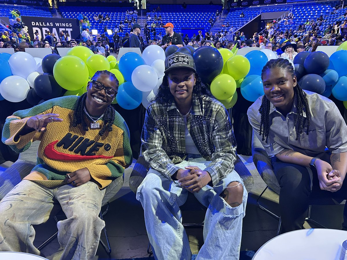 DorothyJGentry's tweet image. They up in here! @DallasWings #WNBADraft Party 🥳 
Arike Ogunbowale, NaLyssa Smith and Myisha Hines-Allen. #WNBATwitter