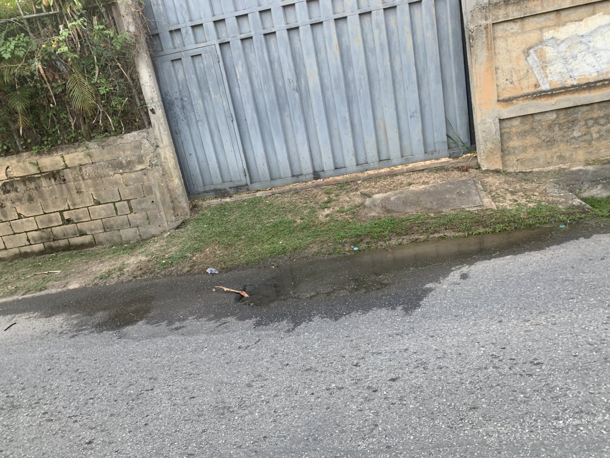 Luicmb's tweet photo. Buen día. Bote de agua potable en la Calle San Pablo entre calle Plutón y la entrada de Los Robles, frente a un terreno, en el Sector Tusmare. Está justo sobre la tubería de 4 pulgadas. @ServiciosEH @ElHatillo https://t.co/j6mzVCoS3Q