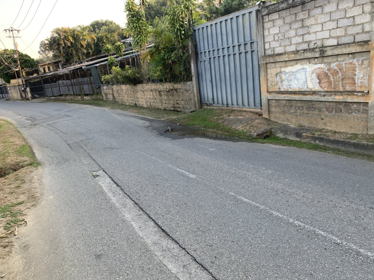Luicmb's tweet photo. Buen día. Bote de agua potable en la Calle San Pablo entre calle Plutón y la entrada de Los Robles, frente a un terreno, en el Sector Tusmare. Está justo sobre la tubería de 4 pulgadas. @ServiciosEH @ElHatillo https://t.co/j6mzVCoS3Q