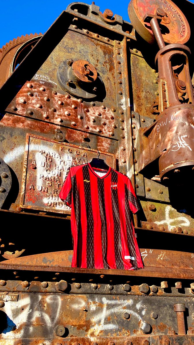 DiegoBarceloDH's tweet photo. Nueva Camiseta Titular 25’ del club Douglas Haig.
Diseñada junto a @seidel_uy 
Locomotoras, talleres y mística ferroviaria. https://t.co/wxLlZVhbl1