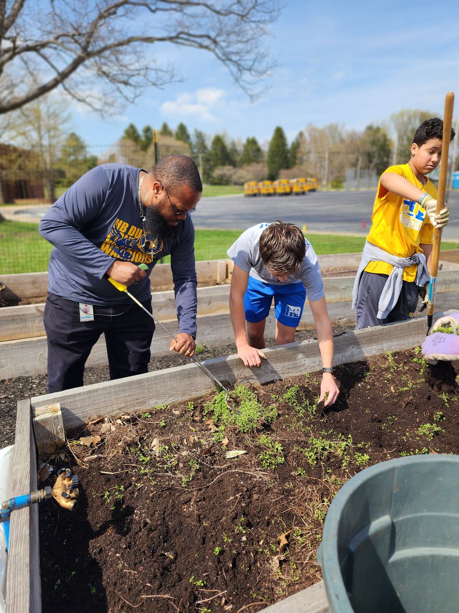 MrMac_ThePara's tweet image. Perfect weather for gardening activity block.
Our students were shown the different types of vegetables we are growing and how to properly grow them. #MakeWorkFun #RemarkableRedclay #MakingMemories #WarriorStrong @JayBastianelli @RedClaySchools