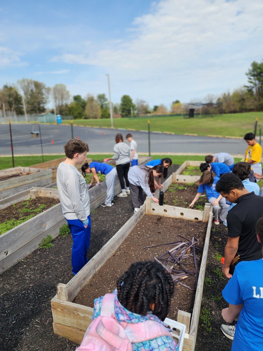 MrMac_ThePara's tweet image. Perfect weather for gardening activity block.
Our students were shown the different types of vegetables we are growing and how to properly grow them. #MakeWorkFun #RemarkableRedclay #MakingMemories #WarriorStrong @JayBastianelli @RedClaySchools