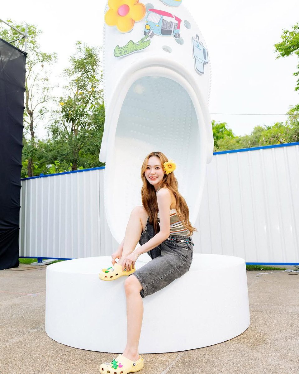 JuneMewnichBR's tweet photo. 📸 ፧ 14.04.25 ፧ Feed de June (junewanwimol19)
💛: Splash, laugh, repeat — with Crocs 💦🐊
#JuneWanwimol
#CrocsTH #CrocsSongkran2025 #SplashWithCrocs https://t.co/RMN06dCJUb