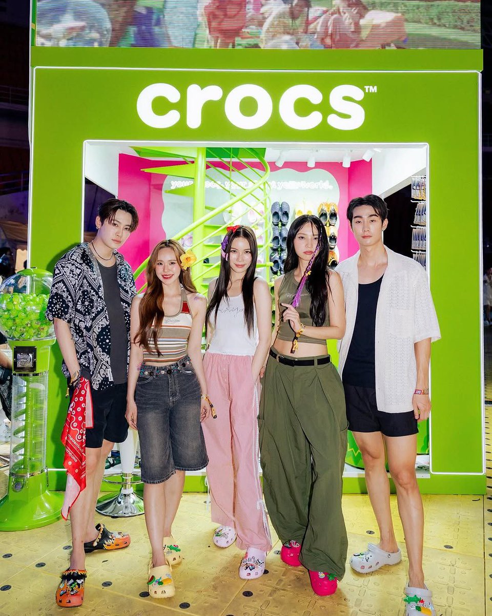 JuneMewnichBR's tweet photo. 📸 ፧ 14.04.25 ፧ Feed de June (junewanwimol19)
💛: Splash, laugh, repeat — with Crocs 💦🐊
#JuneWanwimol
#CrocsTH #CrocsSongkran2025 #SplashWithCrocs https://t.co/RMN06dCJUb
