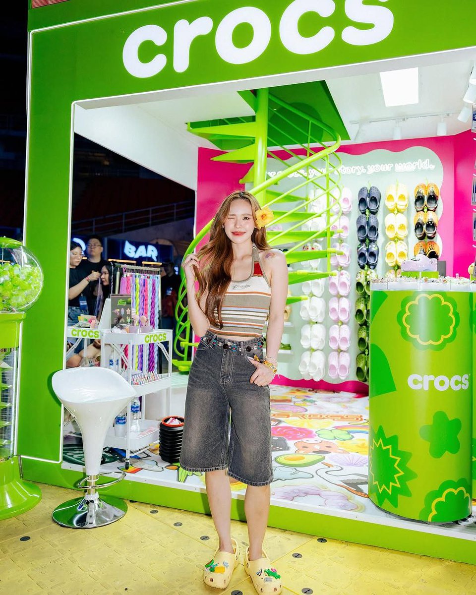 JuneMewnichBR's tweet photo. 📸 ፧ 14.04.25 ፧ Feed de June (junewanwimol19)
💛: Splash, laugh, repeat — with Crocs 💦🐊
#JuneWanwimol
#CrocsTH #CrocsSongkran2025 #SplashWithCrocs https://t.co/THNCkJfqyk