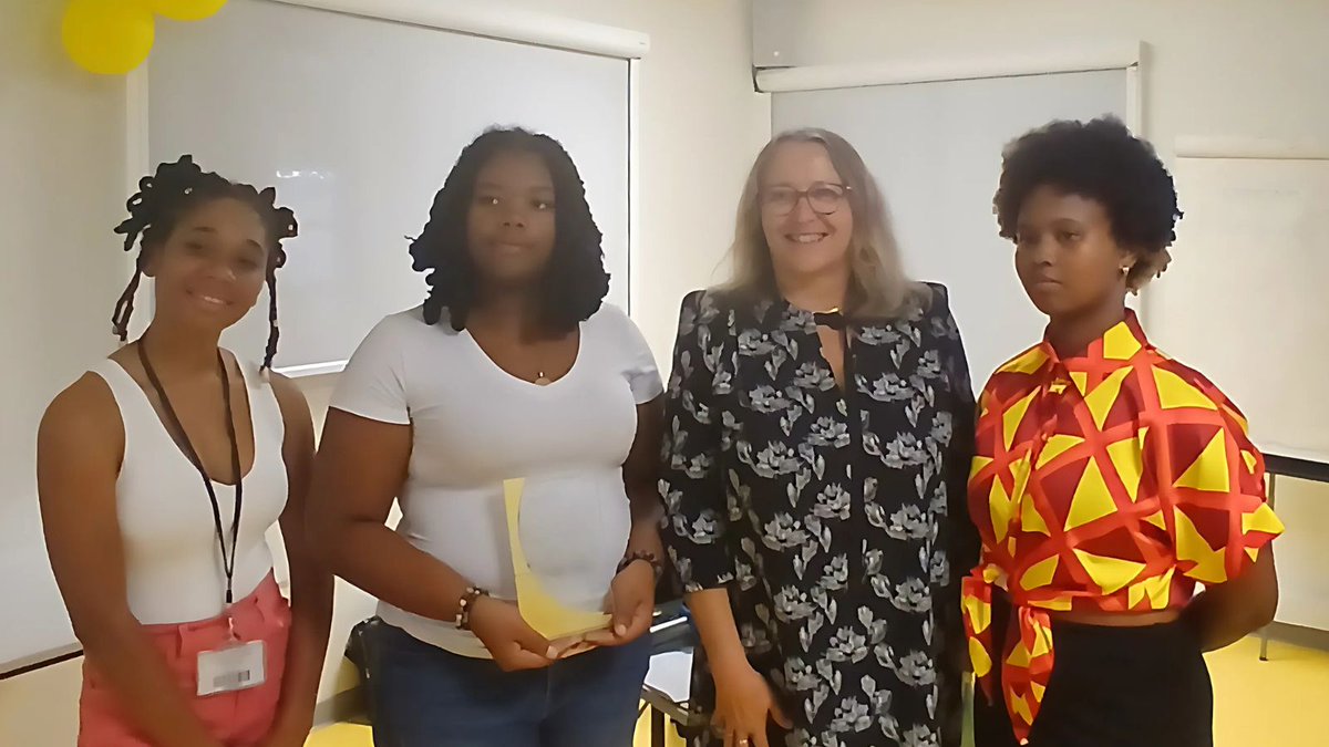 🏅 Félicitations à nos ambassadeurs de lutte contre le harcèlement, lauréats du prix académique #NonAuHarcèlement pour la meilleure affiche (catégorie lycée) ! #NAH
👏La remise des récompenses avait lieu cet après-midi au rectorat.
<a href="/gangloffchris/">Christine Gangloff-Ziegler</a>  <a href="/AcGuadeloupe/">Académie de la Guadeloupe</a>