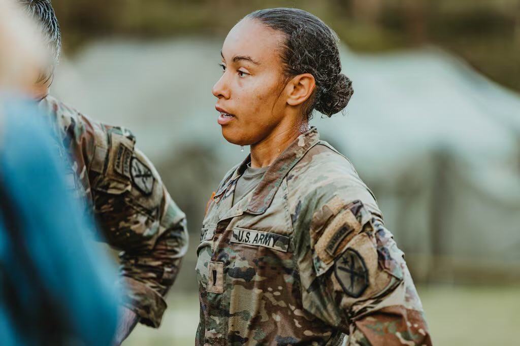 RegimentGG's tweet photo. 1LT Gabrielle White has made history by becoming the first woman, first black woman, and first Ranger Tabbed woman to compete in the Best Ranger Competition (BRC) 🇺🇸 

She is also now the first woman to complete BRC! 🫡 https://t.co/HpnhYNPeDp