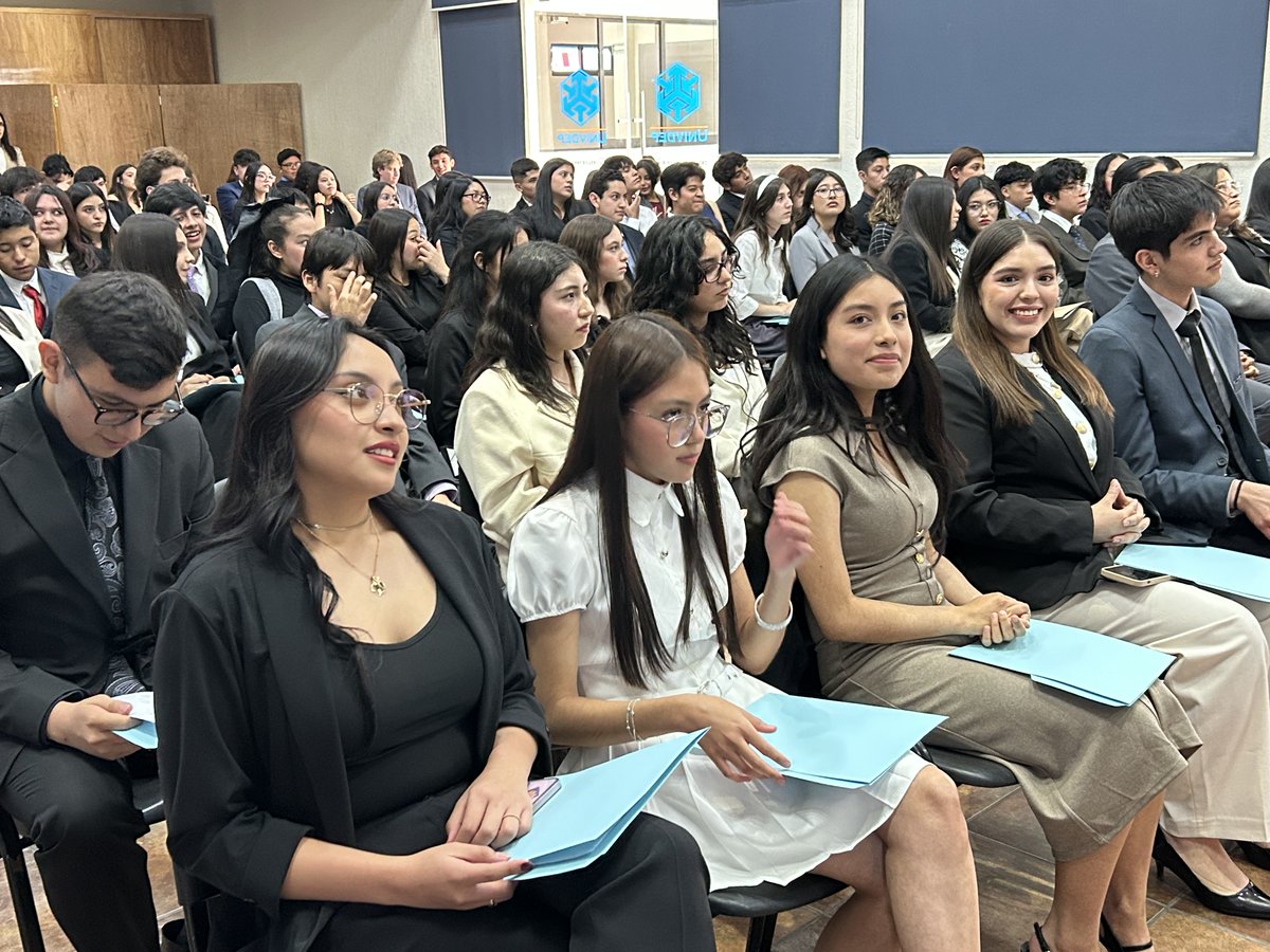 UNIVDEP's tweet photo. MUNIVDEP 2025 concluyó con éxito en el Auditorio de nuestro plantel, donde se entregaron reconocimientos a las y los estudiantes que participaron con gran compromiso y liderazgo. 👏🏻

¡Felicidades a todos! 👏🏻

#ComunidadUNIVDEP #MUNIVDEP2025 https://t.co/ywbbG2KHSj