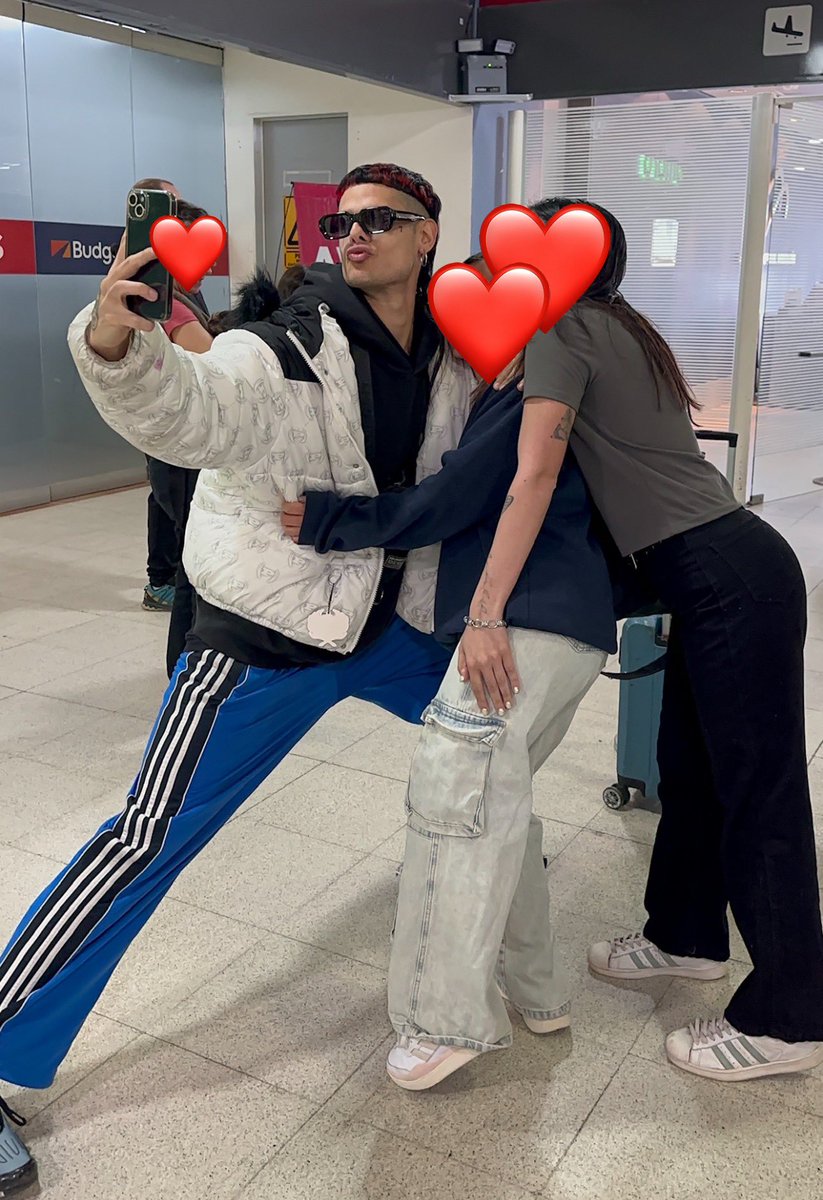 conohielo's tweet photo. hay gente que no es consciente del hecho de que ca7riel mide casi DOS metros y tiene que sacarse fotos con fans así https://t.co/7LXpRoP3Jq