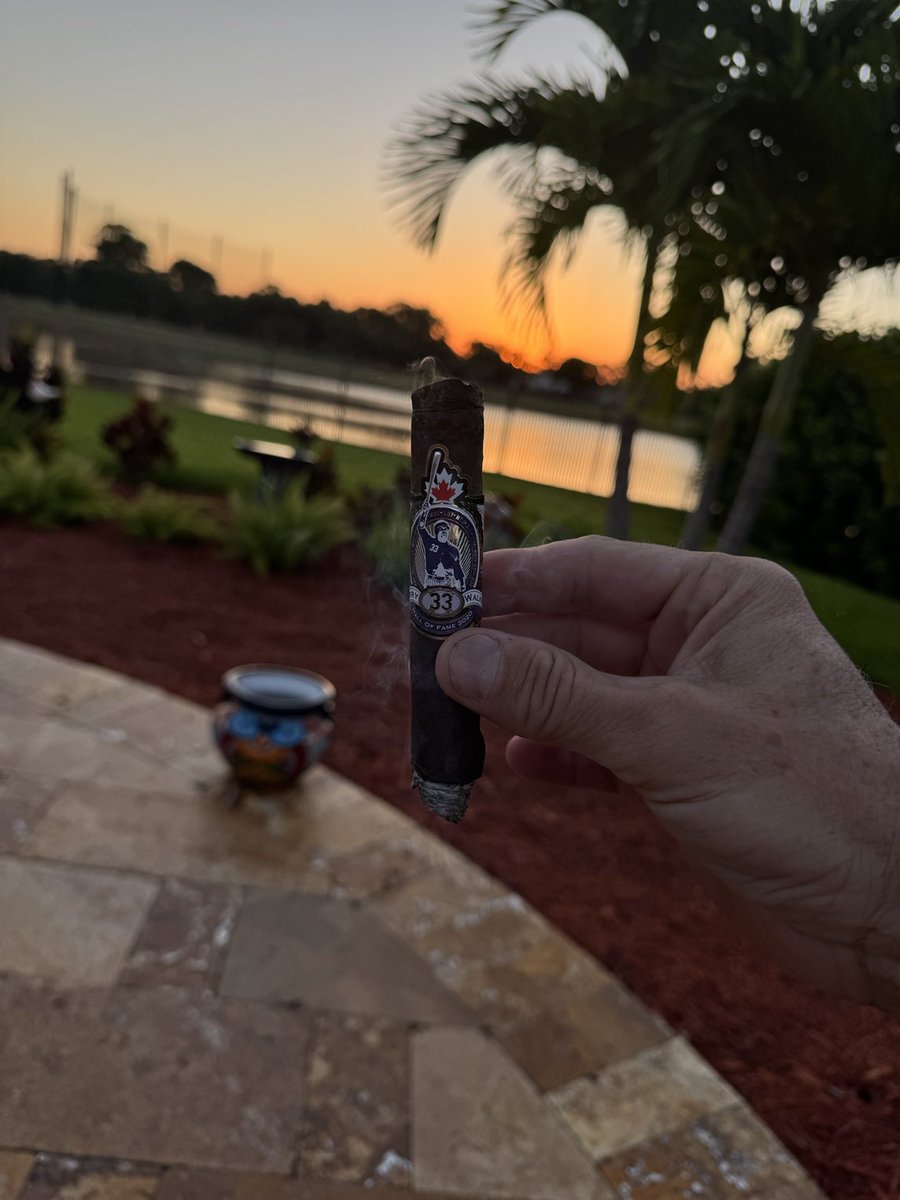 Cdnmooselips33's tweet image. Gotta love it! Sun set with a Tres-Trois!! Thanks San Giuseppe!! 😃😎 get yours today the33cigar.com