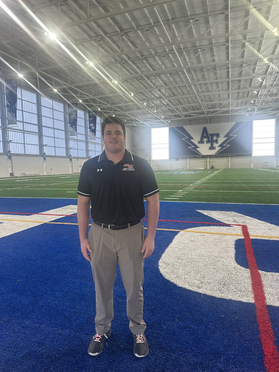 henryreag75's tweet photo. Thank you @MarcBacote for letting me come down and see all the facilities @AF_Football I had a great time with the help of @WillsLakota showing me everything.
@Coach_Nguyen 
@NewCanaanFB https://t.co/sEb9DFX9SO
