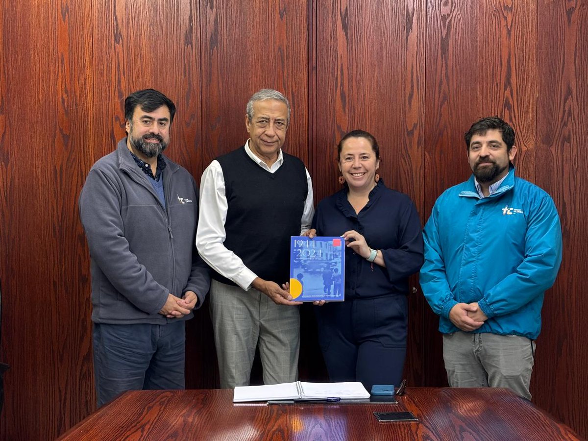 Hoy recibí el libro conmemorativo de los 80 años del <a href="/Hdecristo/">Hogar de Cristo 🇨🇱</a>, un testimonio de su impacto y compromiso con quienes más lo necesitan. Un recorrido por su historia que inspira a seguir construyendo un país más justo y solidario. 📖✨ #HogarDeCristo #80AñosDeHistoria