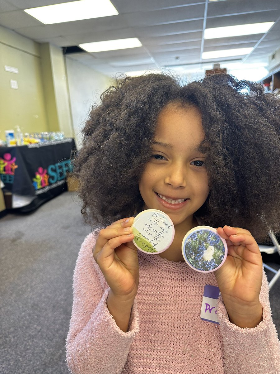 🌟 Last Saturday was a blast! Our young designers were all smiles as they showcased their creativity, using AI to craft unique images for their buttons. 🎉 Some designs celebrated birthdays, while others inspired with motivational messages and featured logos from past events.