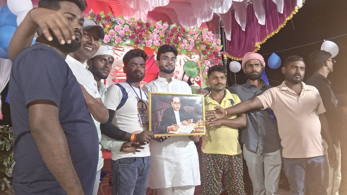SanchdevVe64256's tweet photo. बाबा साहब डॉ भीमराव अम्बेडकर जी की जयंती पर अपने ग्राम सभा गुरेहथा में

। जाग जइता ए बहुजन ।

ओ कह रहा है कि नफरतों से जो दिल है टुटे मैं जोड़ दुंगा 
ओ कह रहा है हर एक दरिया हर एक तुफा को मोड़ दुंगा

सुनो सितमगर न समझो डरकर मै अपने लोगों को छोड़ दुंगा।सितम की गर्दन मरोड़ दुंगा https://t.co/2IzxwnDqel