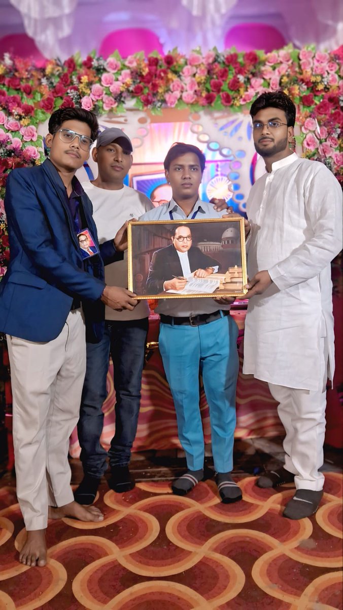 SanchdevVe64256's tweet photo. बाबा साहब डॉ भीमराव अम्बेडकर जी की जयंती पर अपने ग्राम सभा गुरेहथा में

। जाग जइता ए बहुजन ।

ओ कह रहा है कि नफरतों से जो दिल है टुटे मैं जोड़ दुंगा 
ओ कह रहा है हर एक दरिया हर एक तुफा को मोड़ दुंगा

सुनो सितमगर न समझो डरकर मै अपने लोगों को छोड़ दुंगा।सितम की गर्दन मरोड़ दुंगा https://t.co/2IzxwnDqel