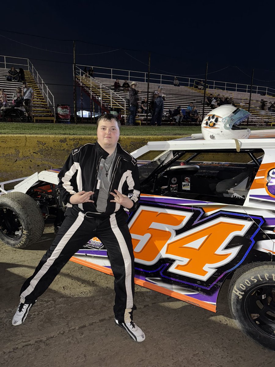 AuteryMS54's tweet photo. Late decision paid off. 

Drew a 5 started on the pole of heat race #2 ended up 3rd 

Started 6th in Amain and finished 9th car was fast and that was the most fun I’ve had yet a little beating and banging but didn’t tear anything up !🏁 #AuteryMotorsports https://t.co/x1IRIyN2ms