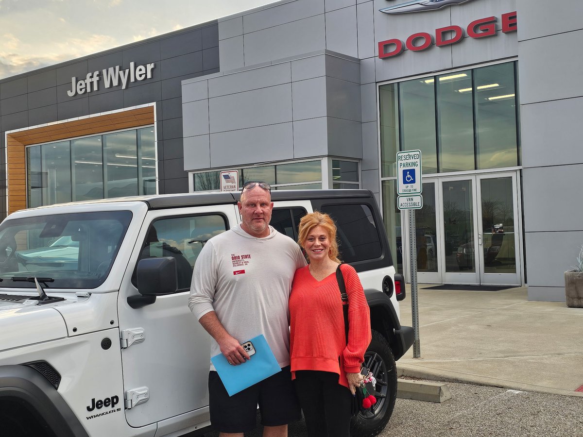 The Lewis Family Saddled Up to the Champion's Choice and (in true National Championship Style) walked away with a two year lease on this gorgeous white Jeep, courtesy of Jeff Wyler!  Thank you Lewis Family for your support and Jeff Wyler Automotive Family for your contribution!!