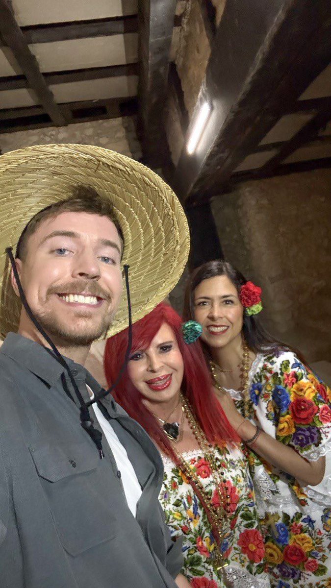 Aquí con <a href="/MrBeast/">MrBeast</a> ❤️