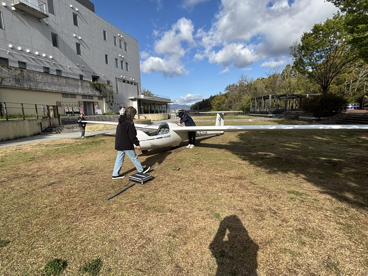 welcomeougc's tweet photo. おはようございます☀今日も機体展示やってます！
午後から雨予報なので昼休みまでの予定です https://t.co/T6H2pHGEZg