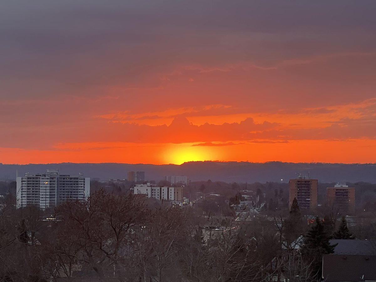 woreg75's tweet photo. Lovely evening and sunset from my window in #HamOnt. 
😘 https://t.co/KQqz6BfF98