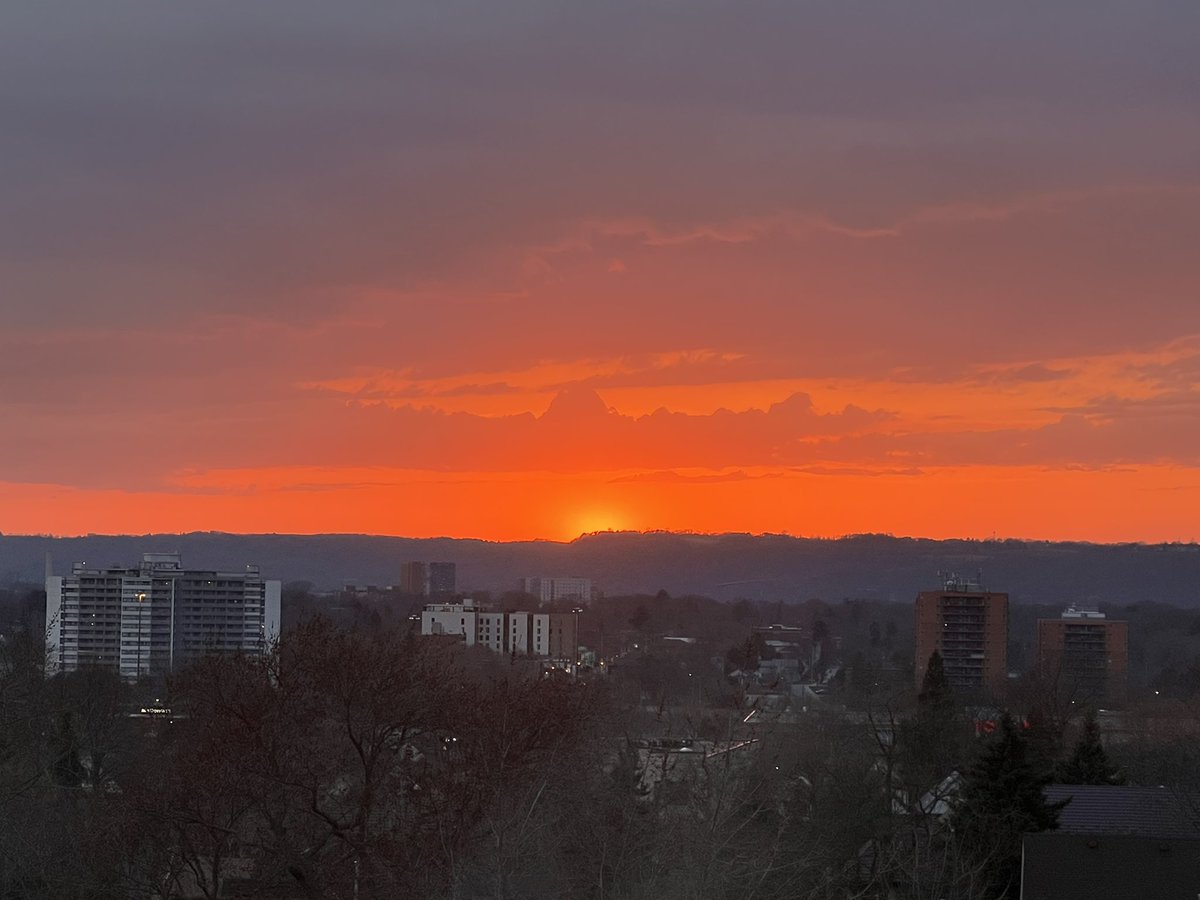 woreg75's tweet photo. Lovely evening and sunset from my window in #HamOnt. 
😘 https://t.co/KQqz6BfF98