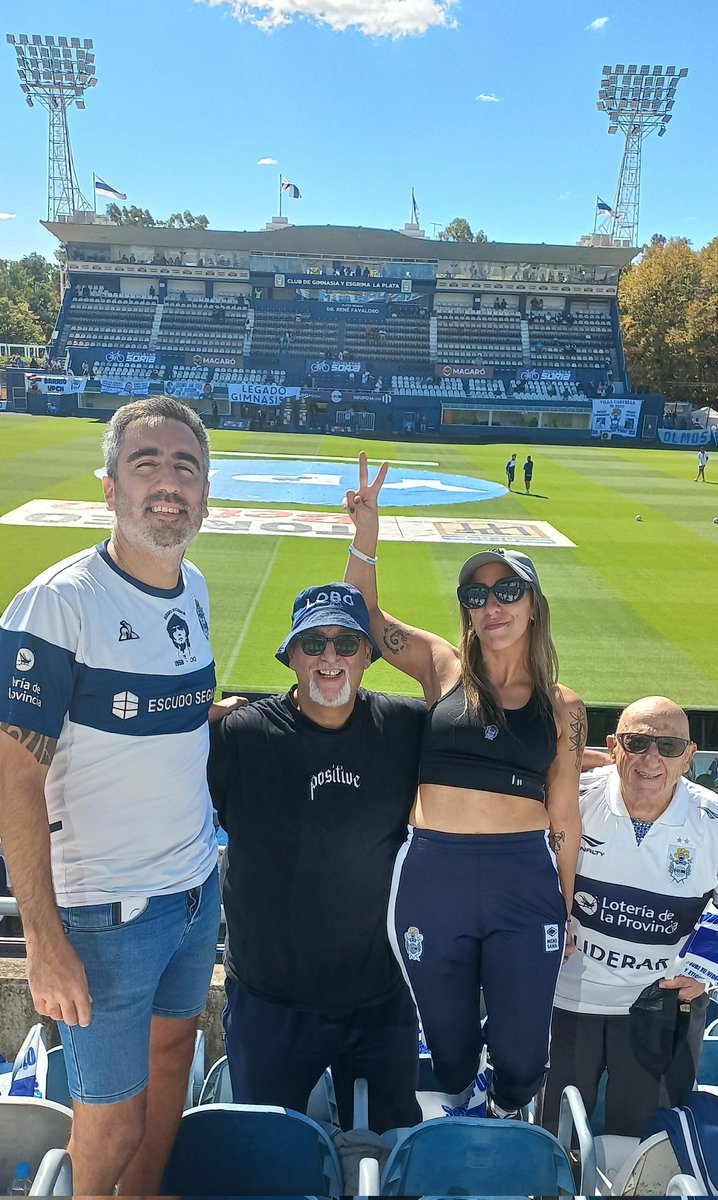 BerCapparelli's tweet photo. GINASIA y ellos 💙 https://t.co/Kvzt6diH1H