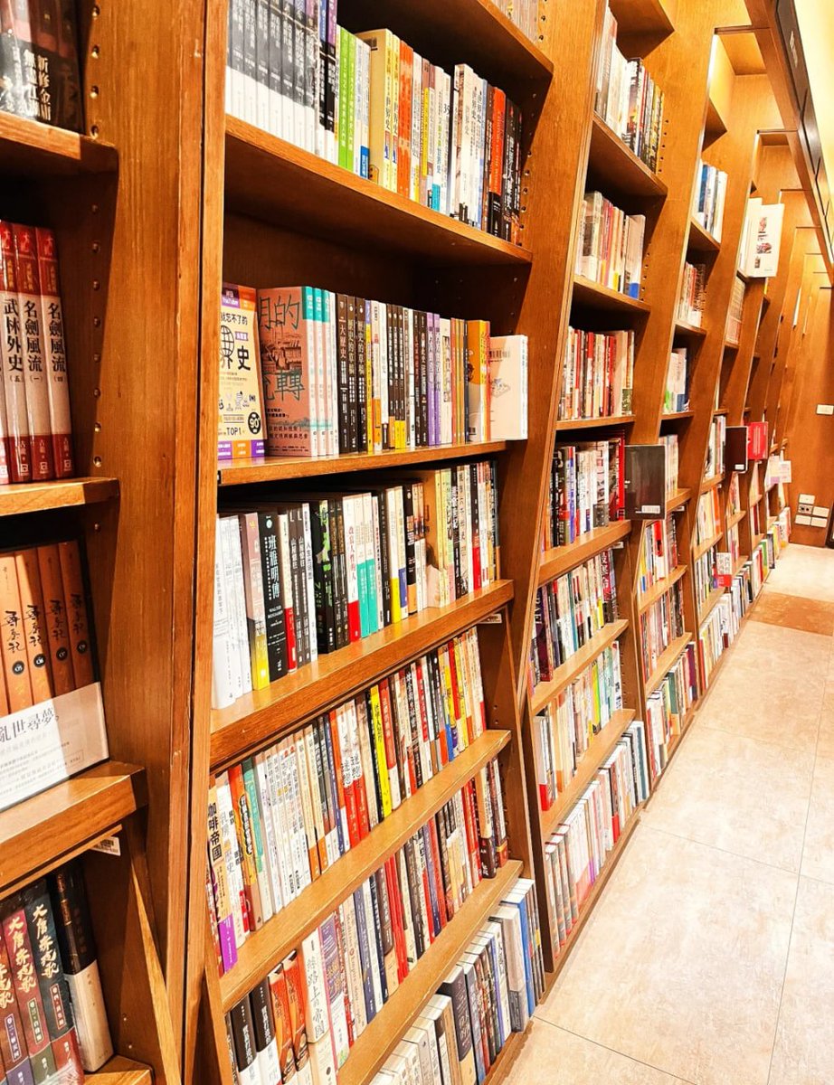 📚朝の書店はいつも特別な静けさに包まれています✨。お気に入りの一冊を選び、新しいページを開けば、文字が太陽のように一日の始まりを照らしてくれます☀️。本が新たな気づきを与えくれて、今日も力が満ち溢れることを願っています💡💪