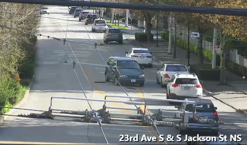 S Jackson Stの23番街Sの無効車両ブロッキングセンターレーンは注意してください。