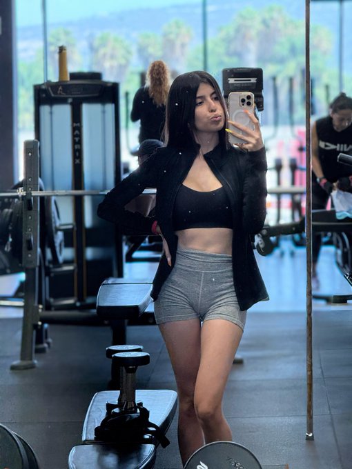 Watch Karol Smith Oficial's leaked NSFW photo on TwXstars